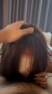 大奶子骚母狗喜欢舔鸡巴