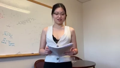 为了生活秘书不得不伺候老板